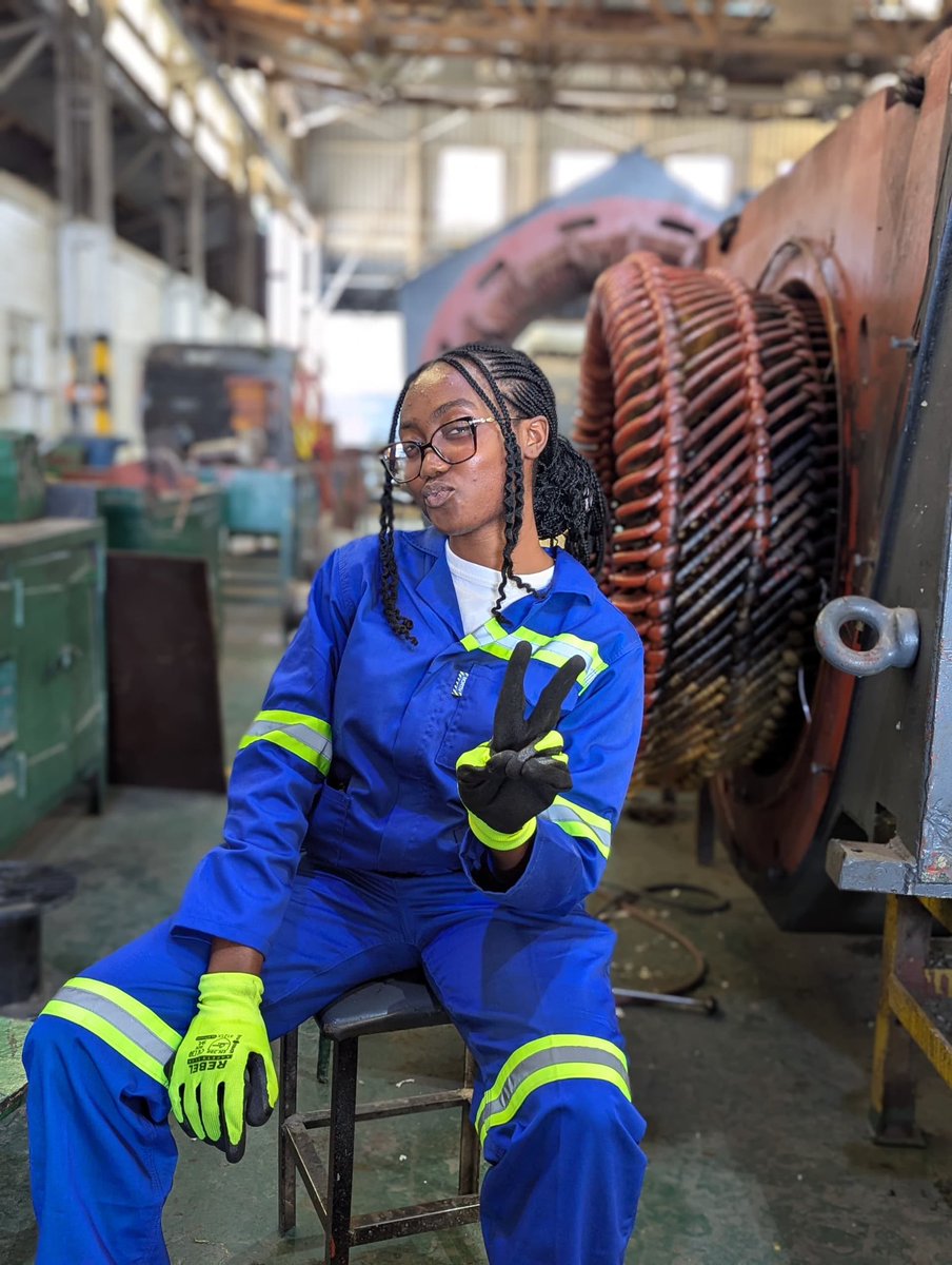 MissCiiii_4's tweet image. Little Miss Engineer 👷🏾♀️🫡 #womeninSTEM #student #Engineering