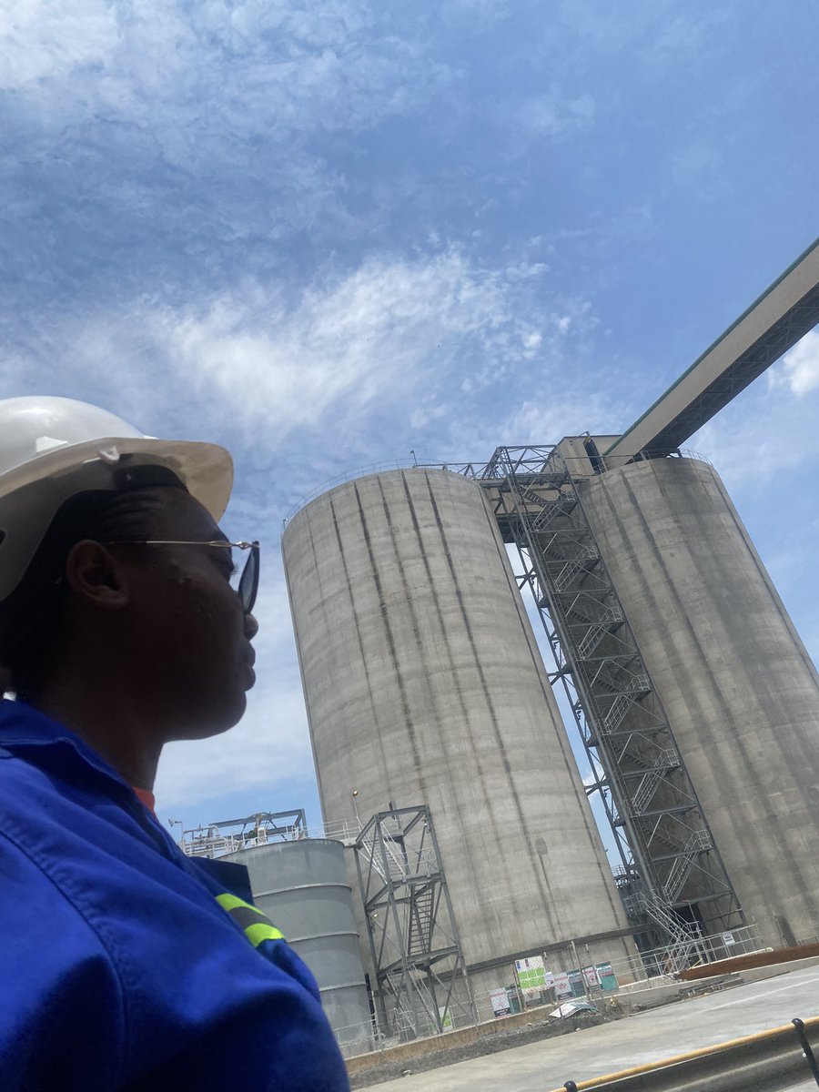 MissCiiii_4's tweet image. Little Miss Engineer 👷🏾♀️🫡 #womeninSTEM #student #Engineering