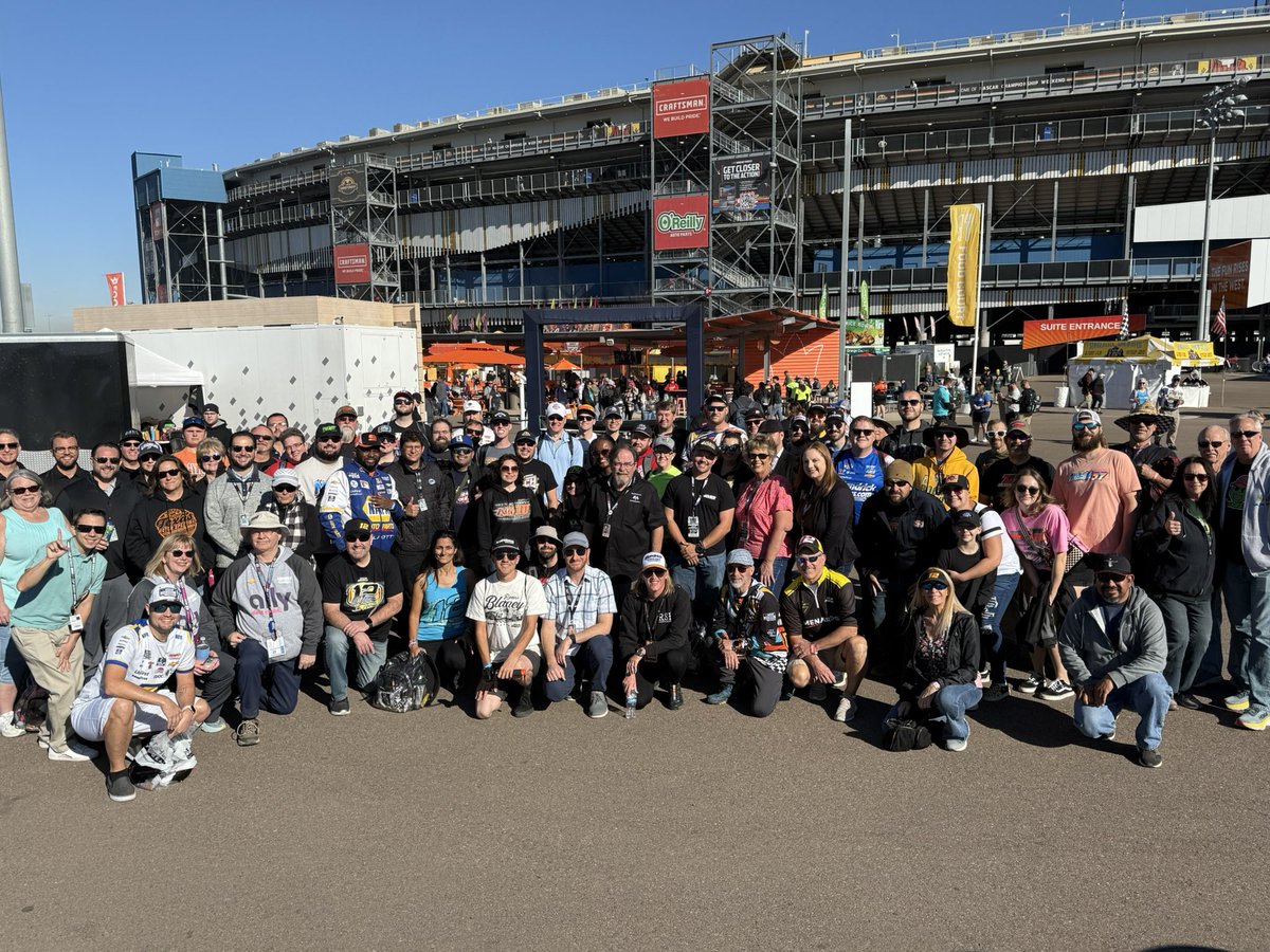 jeff_gluck's tweet photo. Championship race tweetup. Great to see everyone! https://t.co/mI3gakuOX0