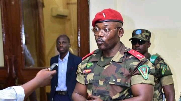 Urgent !!!
Le bandit John Tshibangu dans des beaux draps.  Selon mes caméras, la Demiap de l'assassin Christian Ndaywel vient de déterrer les corps de deux chinois tués par John Tshibangu au #Katanga. Ces chinois avaient été tués et enterrés sur ordre du voyou John Tshibangu, qui