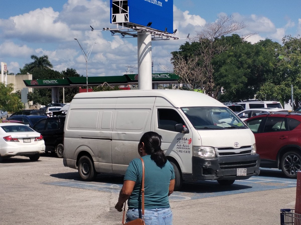 palomahn13's tweet photo. @SamsClubMexico  Sams Mérida Montejo no pudimos estacionarnos por qué una camioneta cargando mercancía estaba en lugar de discapad, quise poner queja y me dijeron que  no pueden hacer nada... Entonces ? La gente mayor  con problemas de movilidad y bastón , no cuenta ? O como ??? https://t.co/BmaJBzRbQH