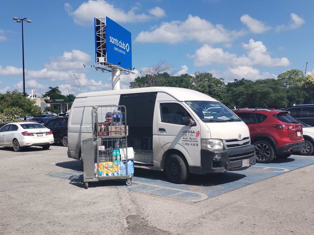 palomahn13's tweet photo. @SamsClubMexico  Sams Mérida Montejo no pudimos estacionarnos por qué una camioneta cargando mercancía estaba en lugar de discapad, quise poner queja y me dijeron que  no pueden hacer nada... Entonces ? La gente mayor  con problemas de movilidad y bastón , no cuenta ? O como ??? https://t.co/BmaJBzRbQH