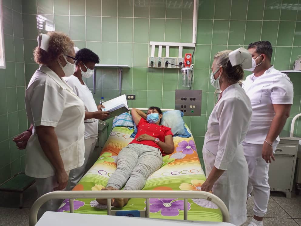 Estado Carabobo. CDI Bolívar y Martí. Entrega y recibo de turno de Enfermería en el servicio de terapia intensiva.
#CubaPorLaVida
#CubaCoopera