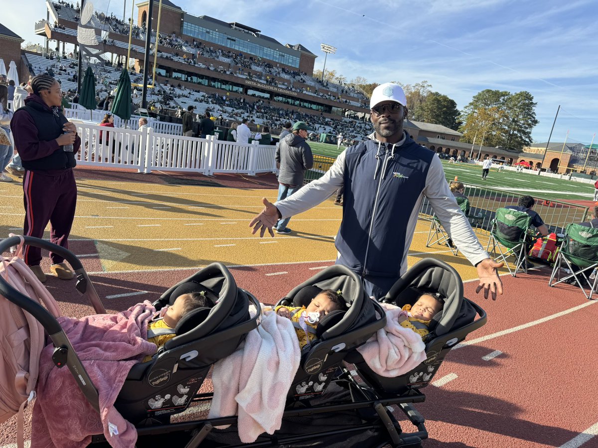 ecoles9210's tweet photo. On Saturdays we chill with @MichaelVick thank you so much for showing our babies love 🖤
#triplets
#blackbabies
#twitterbabies
#blackmoms https://t.co/JCjlNruBvC
