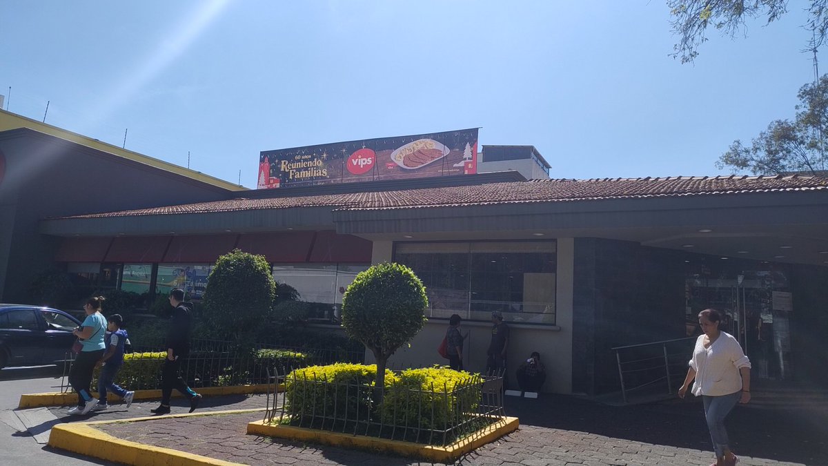 AnonymosMH_'s tweet photo. Que mal por @VIPS_MX  ahora las vendedoras cobran !! Quien fue el idiota de tan grande ideota durante el tiempo que estube desatunando en vips legaria mi vendedora cobro 8 veces y ninguna se lavo las manos deja de a tender y ahora insalubre el asunto @CeciGo4  @aliespic https://t.co/VElfstfvk0