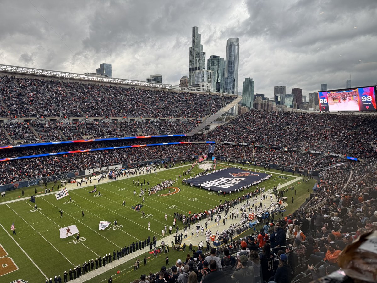 HerbHoward411's tweet photo. #ViewFromDaBox
Prediction: #Bears 27 #Patriots 13
#TheBIGS #ItsUS #WeBEENOutside https://t.co/ESIp7kWWhl