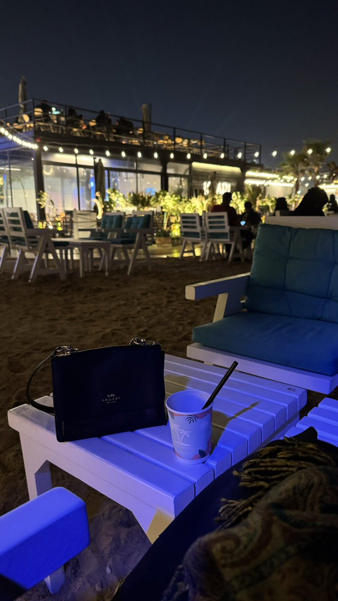 اجتماع امام الشاطئ 
أحدثكم عن الإلتزام