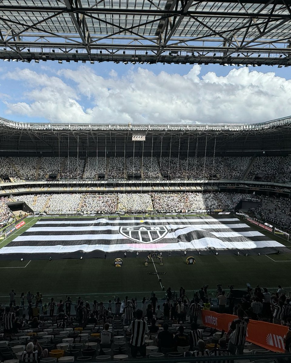 Atletico's tweet photo. “O Atlético tem a maior bandeira do mundo, e uma torcida que vibra o tempo todo!” 🏴🏳️

#OGaloNuncaLutaSozinho 🐓 https://t.co/TELqG5sTYx