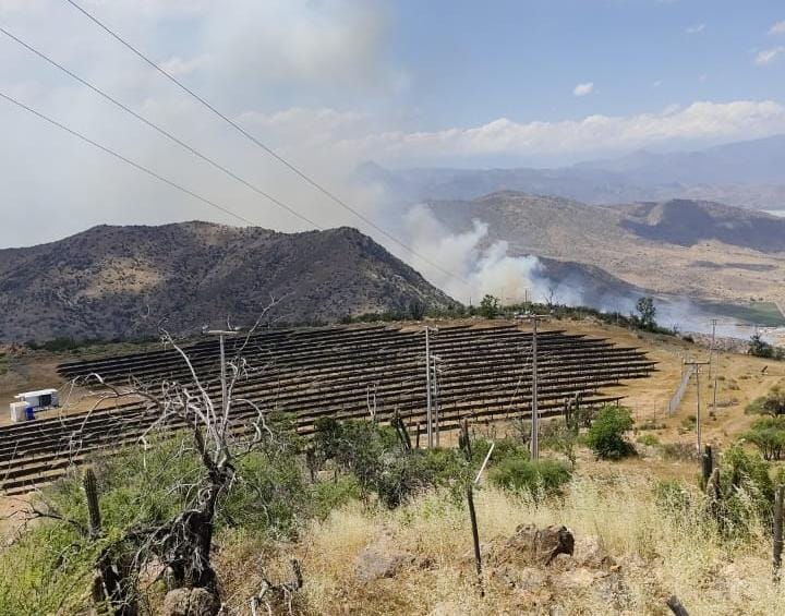 BomberosdeChile's tweet photo. 𝗔𝗛𝗢𝗥𝗔 | Bomberos de #TilTil con apoyo de #ConchalíHuechuraba #Maipú y #LlayLay trabajan en tercera alarma de incendio forestal, en Ruta 5 norte Km 45, Parque Solar Fotovoltaico Los Aromos. En el lugar, 11 unidades con más de 50 Bomberos combaten la emergencia. https://t.co/2X3iSydiSL