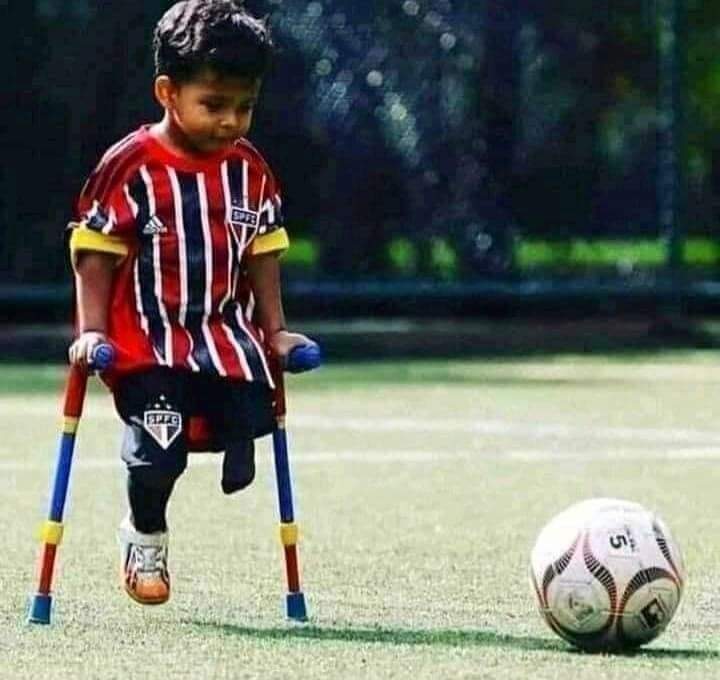 umda_panktiyaan's tweet photo. कोई लक्ष्य मनुष्य के, साहस से बड़ा नही,
और हारा वही जो, लड़ा नहीं...!!! https://t.co/ct7rCzcnh5