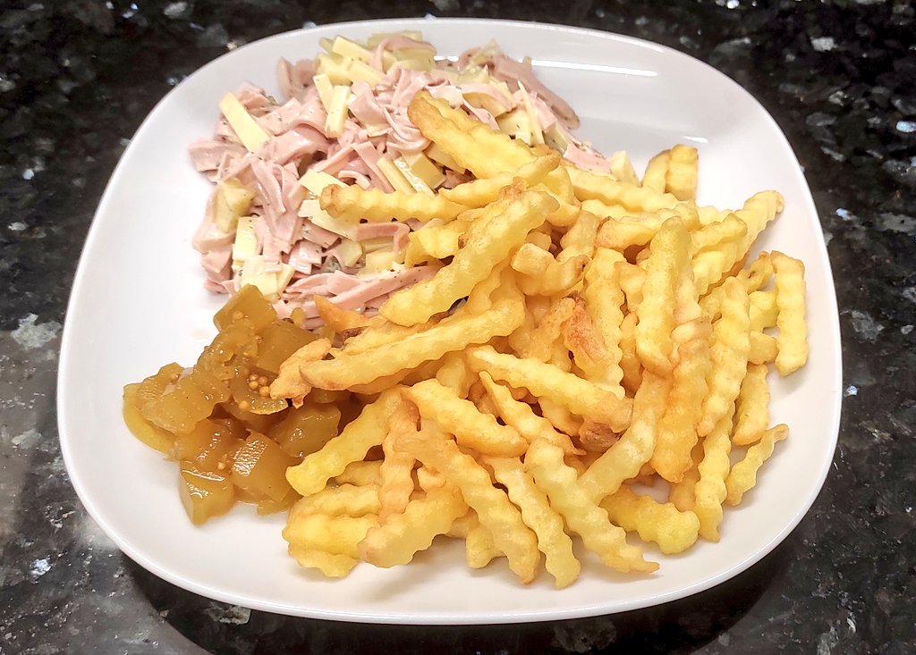 Da hat er noch was gefunden 
Lecker Wurst Käse Salat mit Pommes und Zucchinichutney 🤤 #nomnom #tankvoll #foodunfall