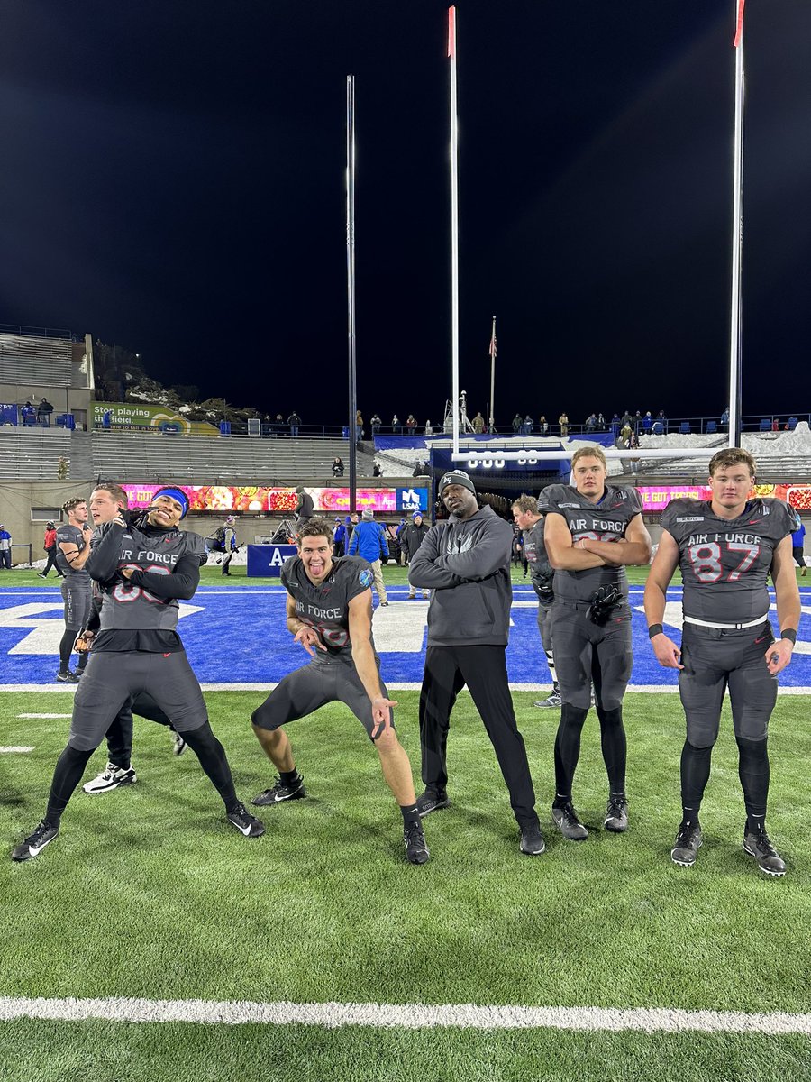 Welcome Back W!!! Couldn’t have come at a better time!! When times are tough, it shows what’s inside of you, these men are built of all the right things!! #BoltBrotherhood #FlyFightWin ⚫️⚫️🔴