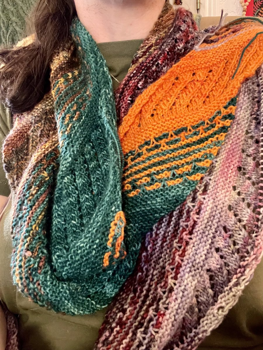 We’re live on twitch with our final stitches for the diffusion shawl! Join us at twitch.tv/theproudowl for some #knitting joy 🌈🦉🧶