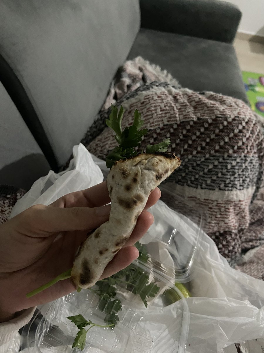 18Tugbaydin's tweet photo. 80 tl ye fındık lahmacun 
Lah gibi macunu eksik 
Ya da limona aldı o parayı 
Ya da lahmacunu yaparken bi kısmını unuttu https://t.co/fOLkkyhbQu