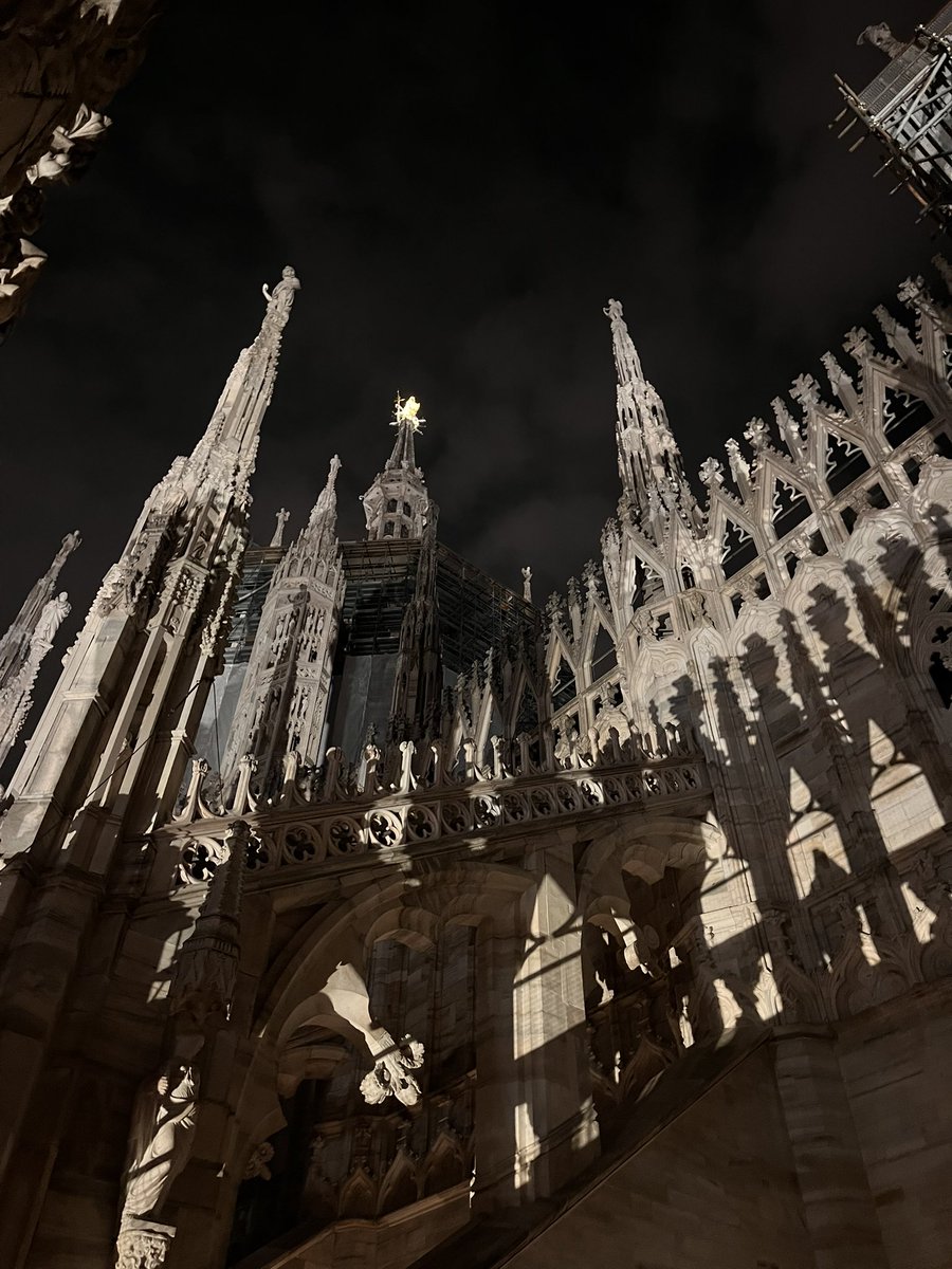 brownfairyp's tweet photo. Stepping back in time at the Duomo di Milano. Every angle tells a story. toi #HistoryInStone #VisitMilan #italy https://t.co/ncdMBwAC7g