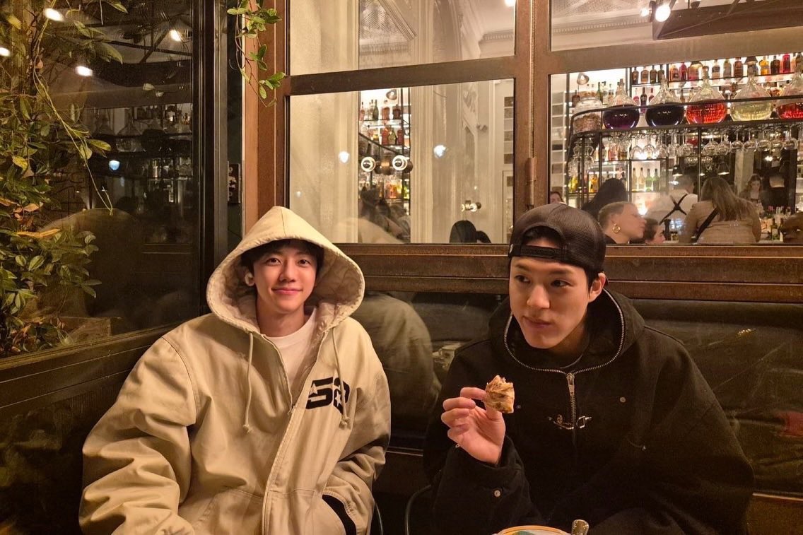 macncheeeese_'s tweet photo. 🤍🐰🐶🇫🇷

paris 2023                            paris 2024 https://t.co/ClPj1pdtpQ