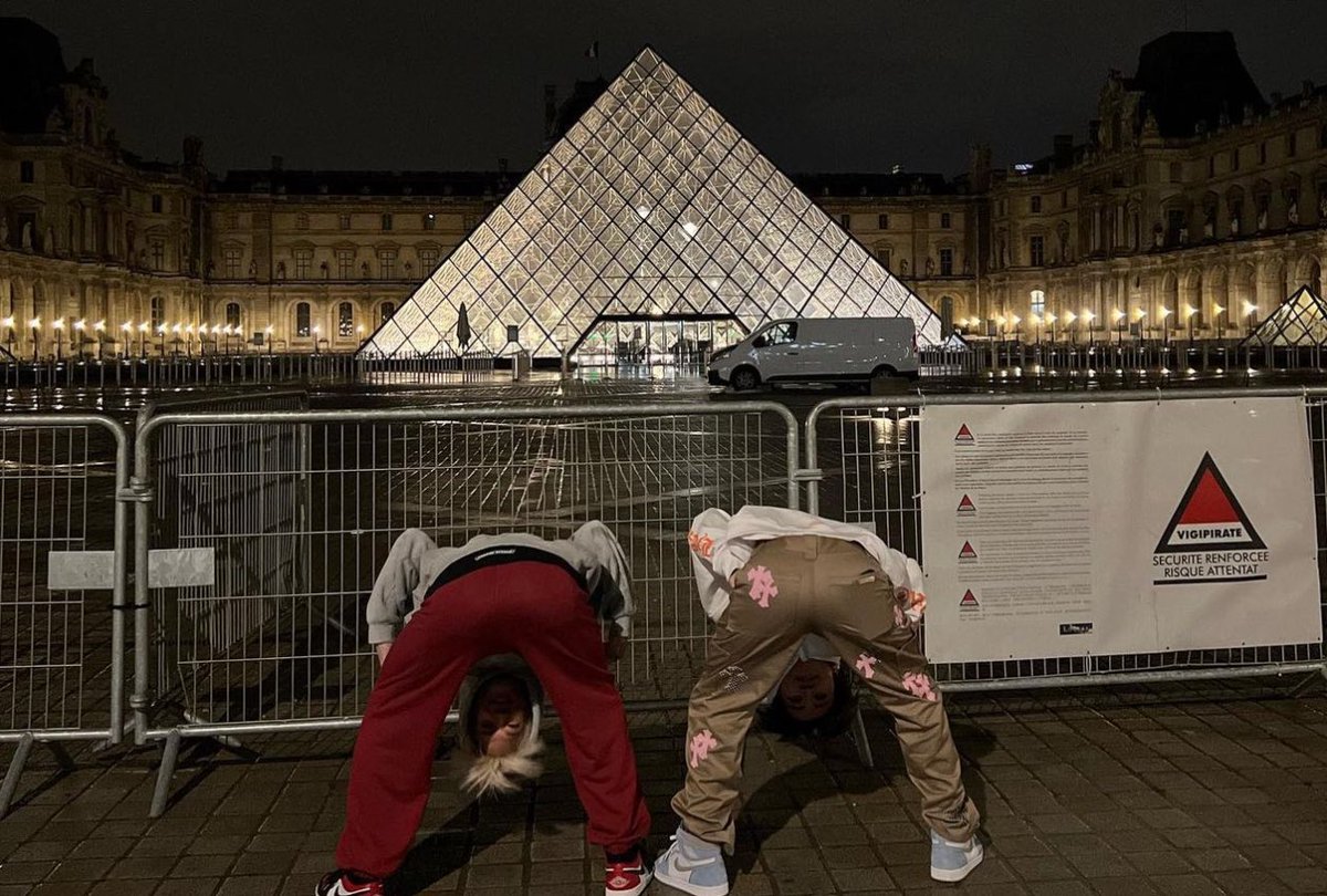 macncheeeese_'s tweet photo. 🤍🐰🐶🇫🇷

paris 2023                            paris 2024 https://t.co/ClPj1pdtpQ