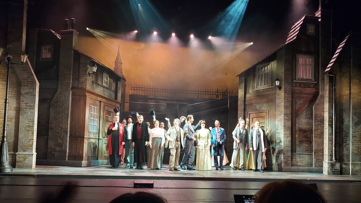 Segreti, sotterfugi, tradimenti.
Sherlock Holmes coinvolgente: cattura l'attenzione e stimola riflessioni su temi attuali

Interpretazione magistrale: favolosi <a href="/NeriMarcore/">Neri Marcorè</a> e la Compagnia teatrale🌹
Musical spettacolare dal mitico <a href="/Brancacciotweet/">Teatro Brancaccio</a> ✨

#BuonaSerata 🙂
#10novembre