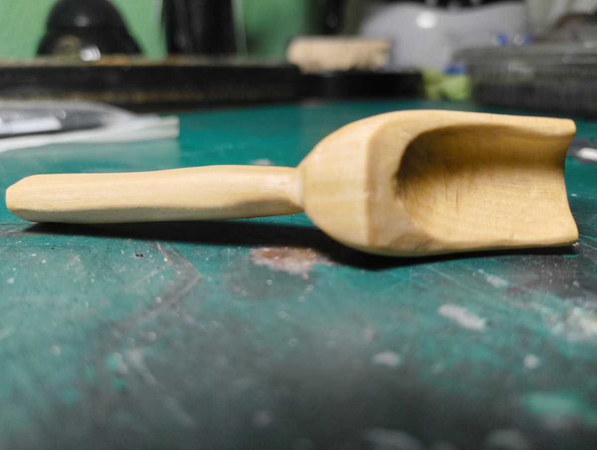 He tallado a mano una cucharita para el azúcar en madera de pino... Normalmente hago las cosas en madera de olivo, que es muchísimo más dura, así que esta me ha dado complicaciones con las astillas y demás, pero bueno, creo que al final ha quedado chula 🤍