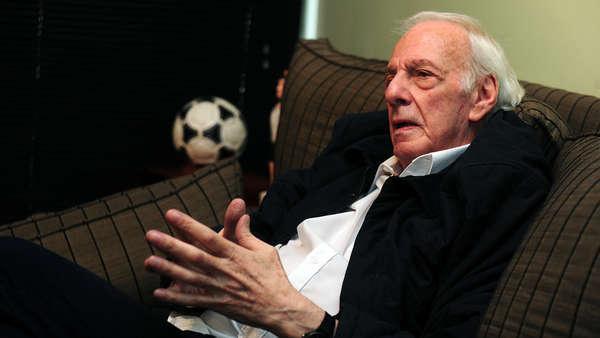 "Si nosotros como entrenadores pensamos que no podemos jugar bien al fútbol con jugadores de primera división, partimos de un error derivado de una comodidad."