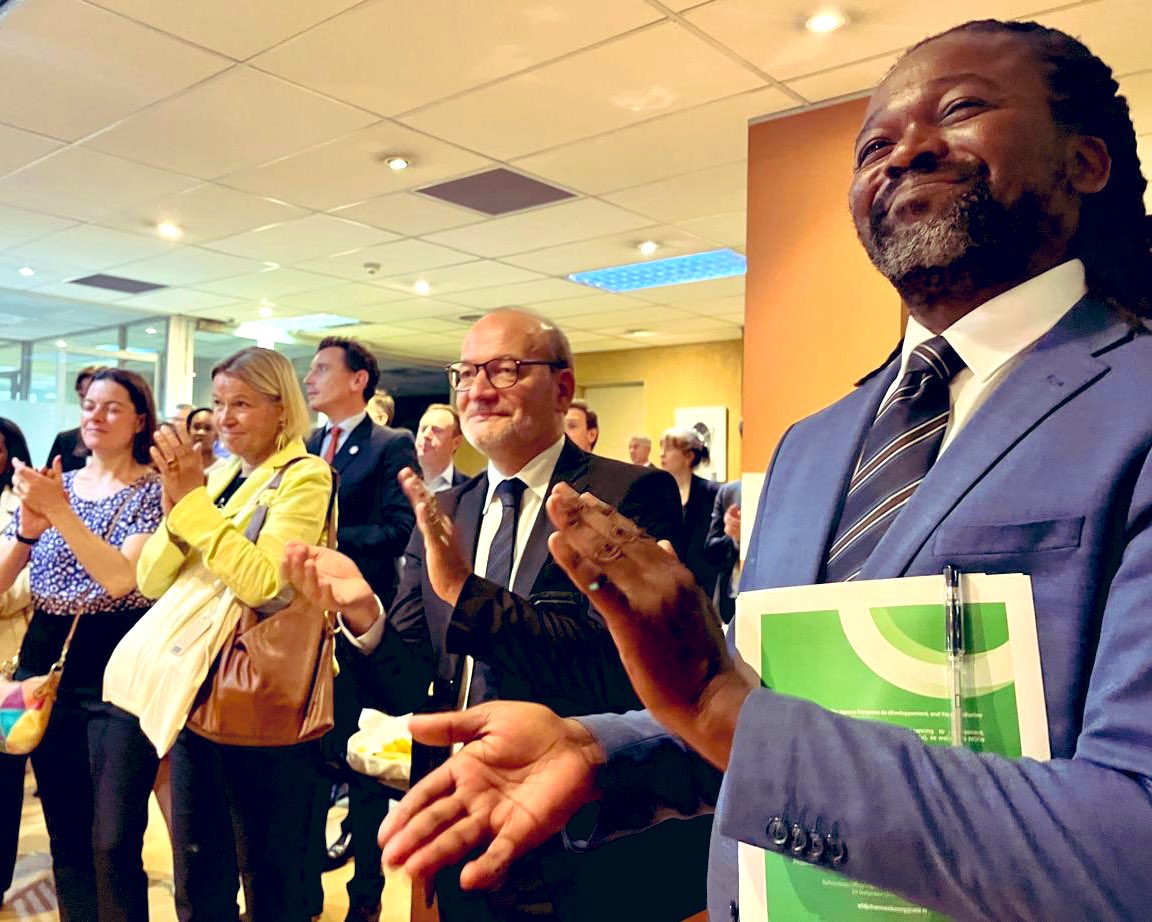 Rémy Rioux (@riouxremy) on Twitter photo Perfect time to celebrate <a href="/AFD_France/">Agence Française de #Développement (AFD) 🇫🇷 🇪🇺</a> 30th anniversary in 🇿🇦 from the July 1994 inaugural visit of Pdt Mitterrand to Pdt Mandela & the opening of our office by Georges Serre. 4,2 bn€ later, we took stock at #Mandela Foundation and imagined next steps for the friendship btw 🇿🇦&🇫🇷 Perfect time to celebrate <a href="/AFD_France/">Agence Française de #Développement (AFD) 🇫🇷 🇪🇺</a> 30th anniversary in 🇿🇦 from the July 1994 inaugural visit of Pdt Mitterrand to Pdt Mandela & the opening of our office by Georges Serre. 4,2 bn€ later, we took stock at #Mandela Foundation and imagined next steps for the friendship btw 🇿🇦&🇫🇷