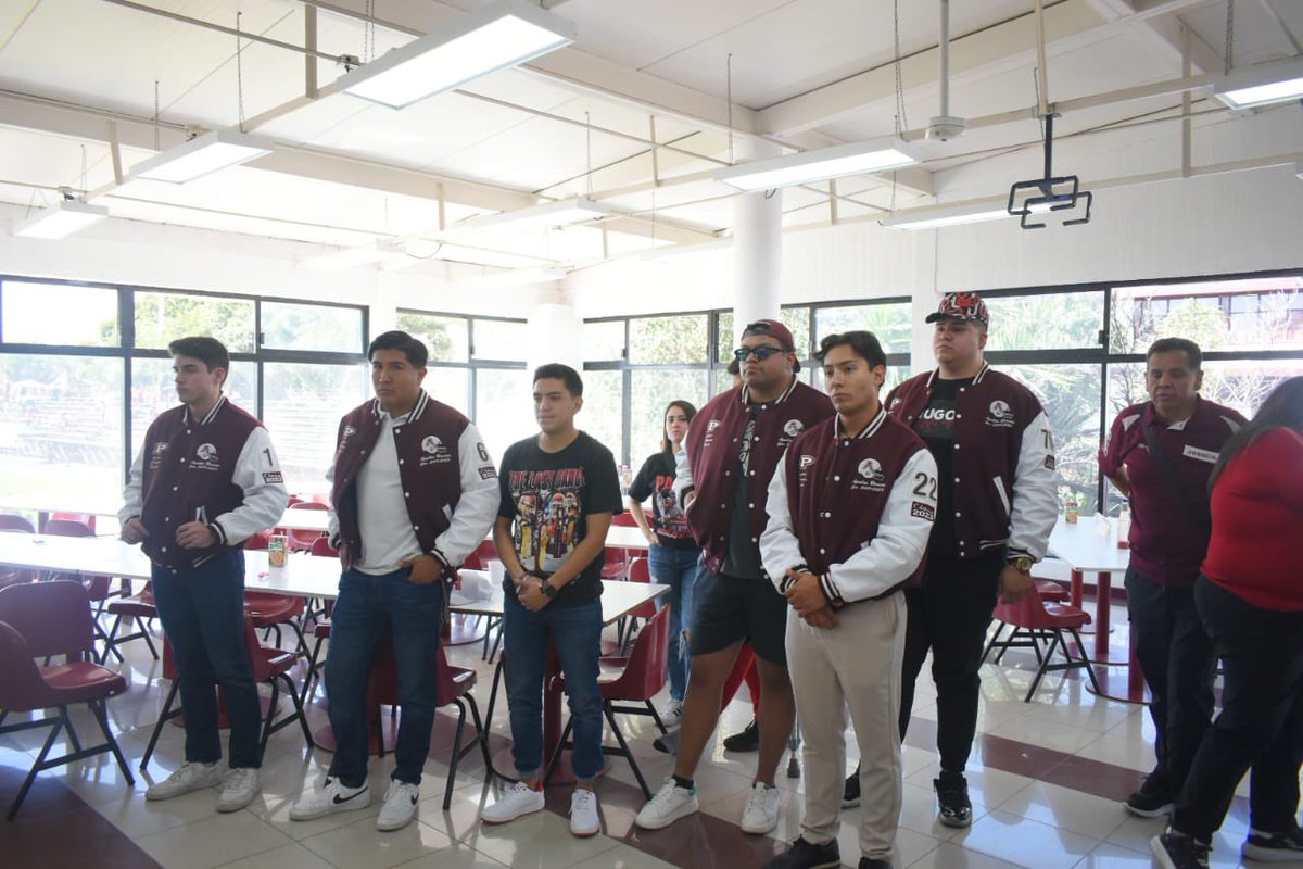 Gracias siempre a <a href="/ABORGULLOGUINDA/">OrgulloGuindaOficial</a> 🦅 por cada año desde 2005, entregar su tiempo y su pasión a los jugadores de <a href="/AguilasIPN/">Águilas Blancas IPN</a> 
Caballero Águila y anillos de último año! #Huelum 🏈