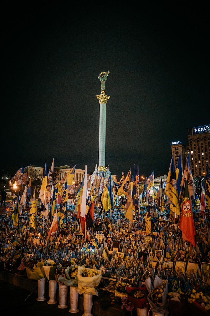 Vad har hänt med dig? - Drönare, svarar han genom tolken. Där benen en gång satt finns bara decimeterlånga knölar utstickande från bäckenet kvar. Det går inte att ta i hand som vanligt, eftersom högerarmen är borta. Överkroppen är sargad av brännskador.  Detta är min berättelse