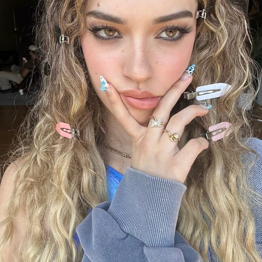cestalavie03's tweet photo. oh dani i just want to make each of your selfies into pcs and bind it all together https://t.co/iCHU20bUqL
