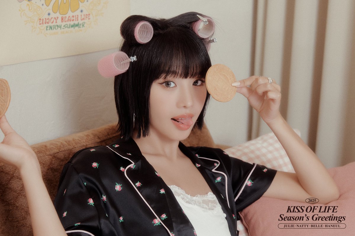 KISSOFLIFE_S2's tweet photo. KISS OF LIFE (키스오브라이프) 2025 Season's Greetings

Concept Photo : NATTY🎀

#KISSOFLIFE #키스오브라이프 #KIOF 
#NATTY #나띠 
#SeasonsGreetings #시즌그리팅 https://t.co/mTwnU8bZVI