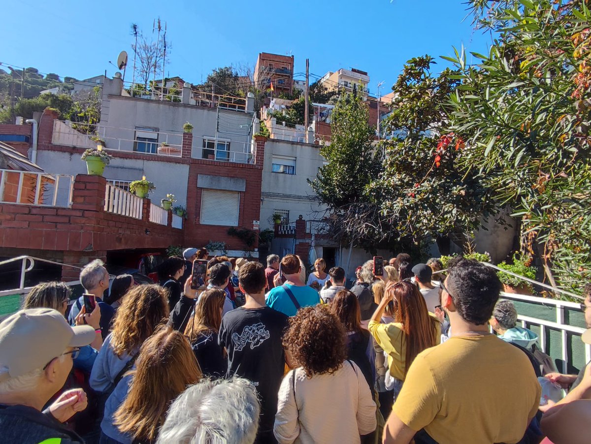 ArxiuHistoric9B's tweet photo. Avui nova edició multitudinària de la ruta Els escenaris del #El47.  Hem passat pel Colmado Aurora entre d'altres, i  @diariexpress ens ha fet fotos meravelloses.
Seguiu-los i llarga vida als mitjans joves de #NouBarris 📰🗞️ https://t.co/YPIObqLqVv