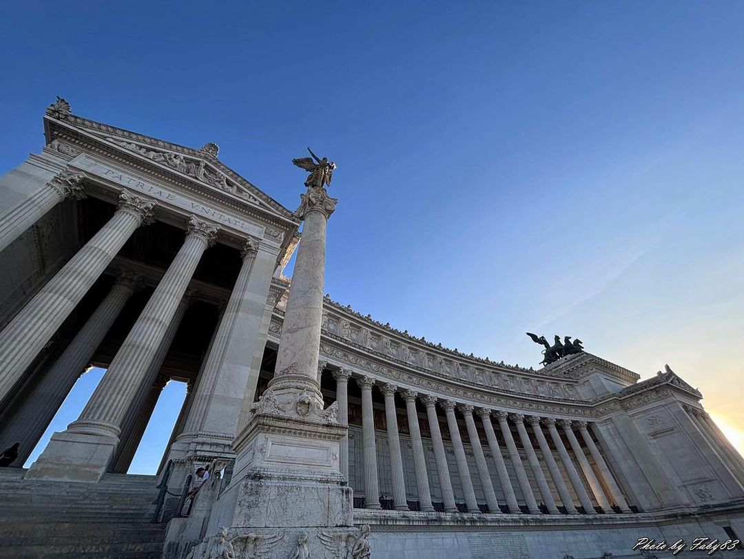 Roma's tweet photo. #BuongiornoRoma Credit: https://t.co/hom4nvmYqb - Altare della Patria https://t.co/XTZybxY4We