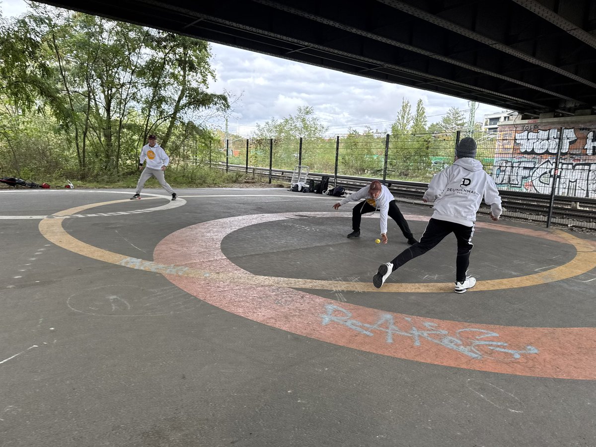baseball_berlin's tweet photo. Wir, Fun Flexing Sports, spielen wieder Baseball5 unter der Brücke im Dezember.
Unser drittes Adventsturnier nach den in 2021 und 2023. Wir laden Spieler:innen ohne Altersgrenze ein daran teilzunehmen. Wie gewohnt findet es unter der Monumentenbrücke in Berlin Schöneberg statt. https://t.co/HjWpy2F8wL