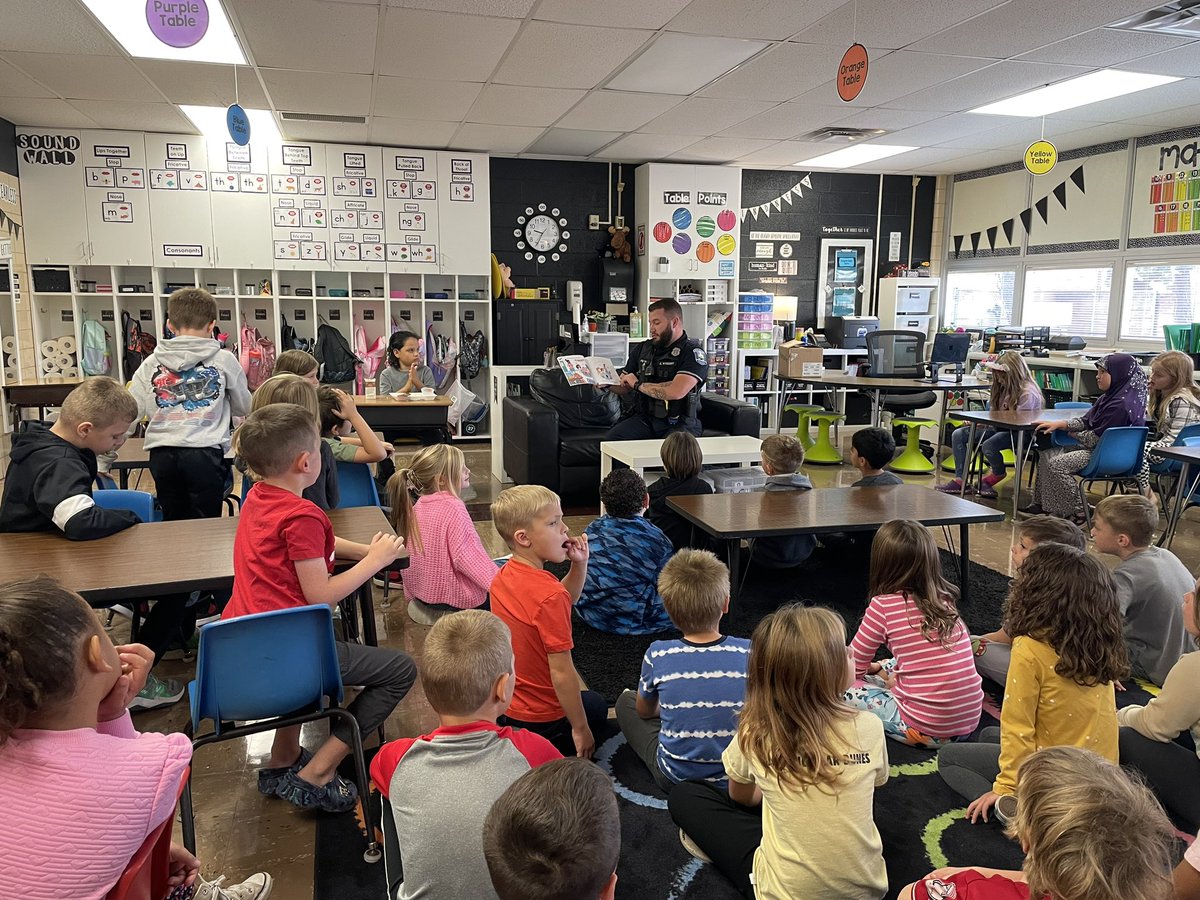 caw1237's tweet photo. Had to have the 1st graders help me out with some words! https://t.co/Iua2IeeNt4