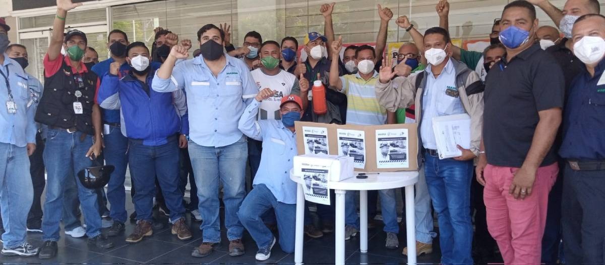 Ale_Bodart's tweet photo. No es la primera vez que Jean Mendoza ha sido perseguido o llevado a instancias judiciales, incluso estuvo detenido por un tiempo en enero de 2022. Tuvo que soportar medidas cautelares que le restringen ciertas libertades, siendo acusado por la patronal explotadora de la madera, con el aval de la justicia clasista y de las leyes represivas del gobierno de Maduro. Una vez más, para que nuestro compañero tenga libertad plena, ¡Hagamos sentir toda la solidaridad obrera nacional e internacional con @j_mendoza77!

#AbsoluciónDeJeanMendoza