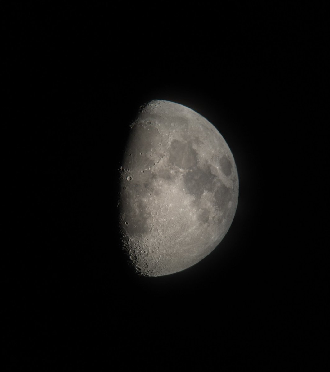 ScienceSkyArt's tweet photo. Waxing gibbous moon tonight at 6:57 pm https://t.co/XZtcJLxc9j