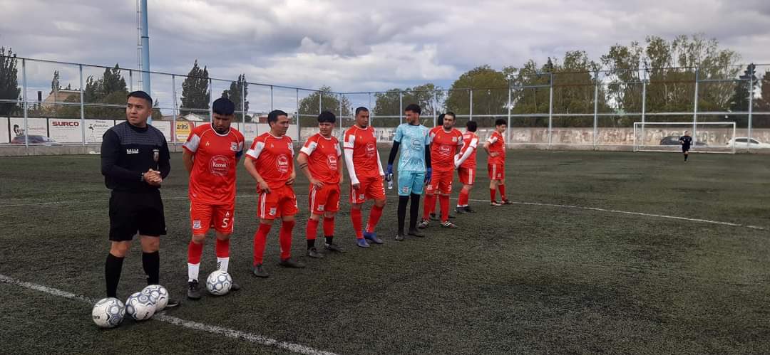 InteriorFut's tweet photo. NO REÚNO 11 PERO TE JUEGO HASTA LO QUE DÉ 🥵⁉️🚷

Deportivo Esperanza de Calafate se presentó con 9️⃣ jugadores 🆚 @ClubBancruz  en el @torneo_regional ‼️

Caía 5-0 hasta que repartió patadas para suspender el juego,  lo que sucedió a los 28’ del PT. 🫡🔚👺

✍🏻: @nestorhoraciosa https://t.co/J4Wf1WuFns
