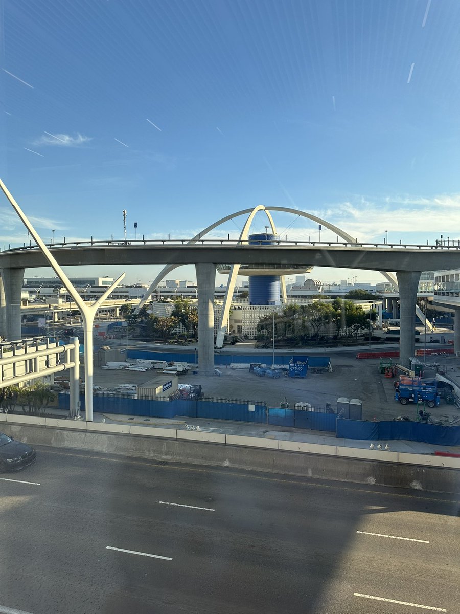 doloresrobles_m's tweet photo. #LAX #ThemeBuilding, un ejemplo de #GoogieArchitecture por #PereiraLuckmanArchitects, #PaulWilliams y #WeltonBecket https://t.co/nLKstBDvCa