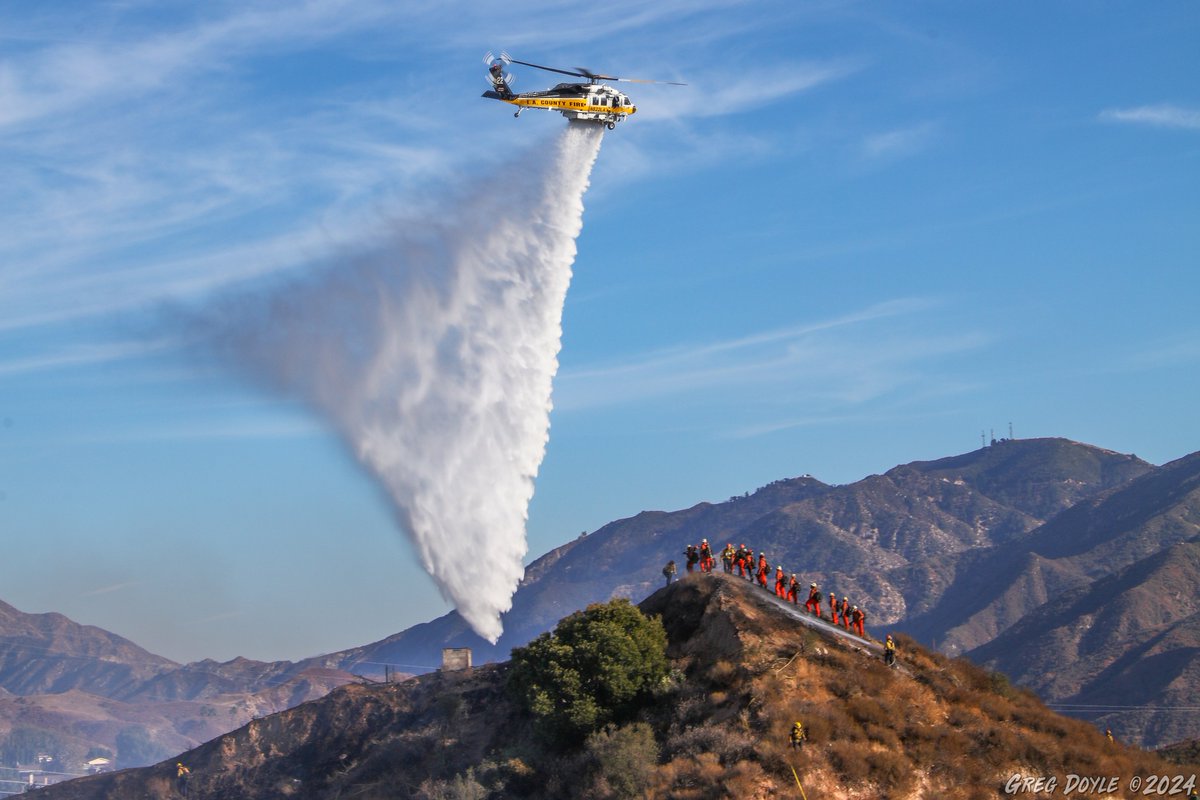Copter 22 from <a href="/LACoFireAirOps/">LACoFireAirOps</a> makes a drop on what was left of the #GoldenFire in #SantaClarita this afternoon.  Solid work by all.  <a href="/LACoFDPIO/">L.A. County Fire Department</a> <a href="/LACOFD/">LACoFD</a>
