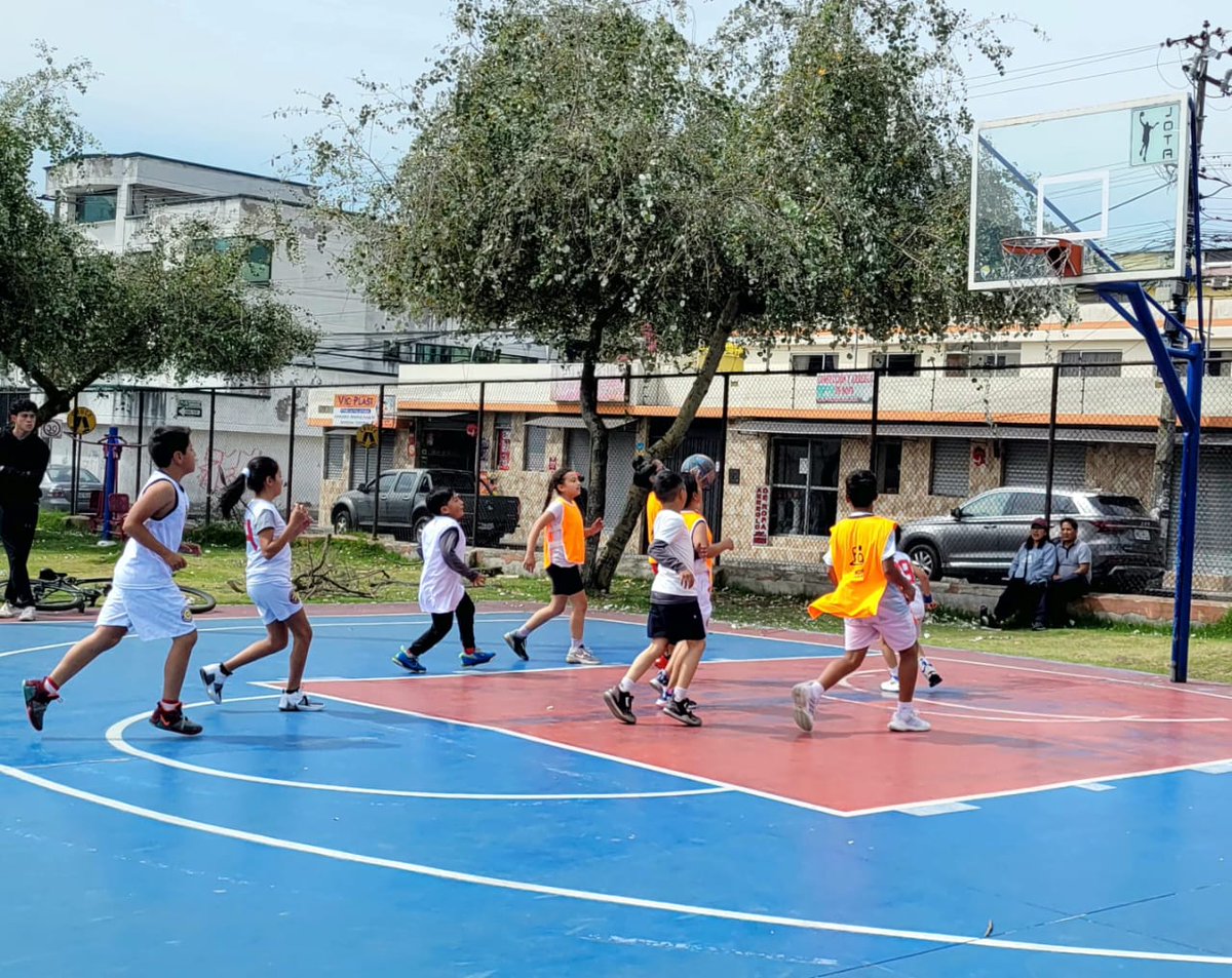 MarceloAchiECU's tweet photo. Hoy se llevó a cabo con gran éxito la #CopaSurDeBasquet, en las canchas de la Ciudadela Atahualpa, categorías sub10 y máster 40 @AsambleaEcuador @BancadaLa6 #CategoriaSub10 #Máster40 #Basquet #CopaSur #DeporteEsSalud https://t.co/ZAPZBZyiVY