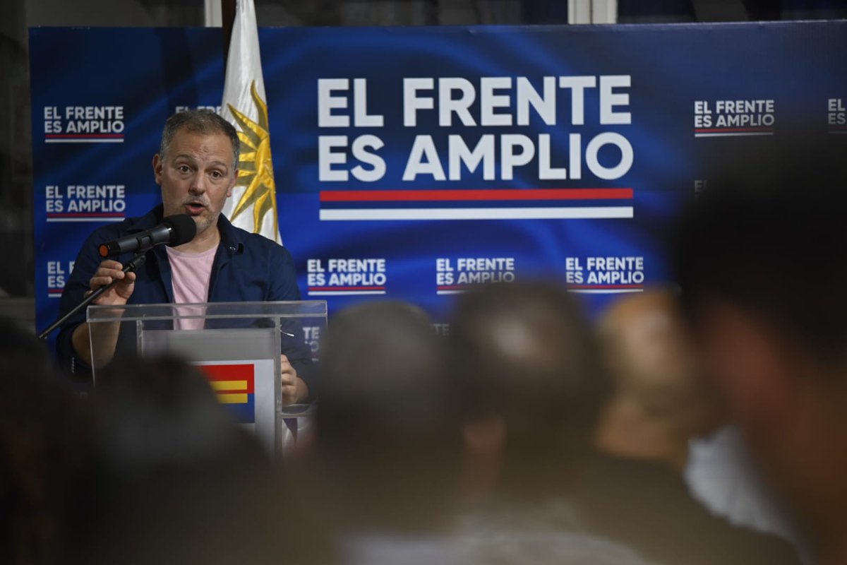 Frente_Amplio's tweet photo. Con y desde Danilo todas y todos caminamos un poco mejor.

Las personas como Danilo son históricas porque saben procesar acciones para la comunidad. Danilo fue una gran persona, un gran frenteamplista y un gran uruguayo que siempre pensó el destino colectivo por delante de su camino personal.

Danilo es sinónimo de compromiso con el futuro.