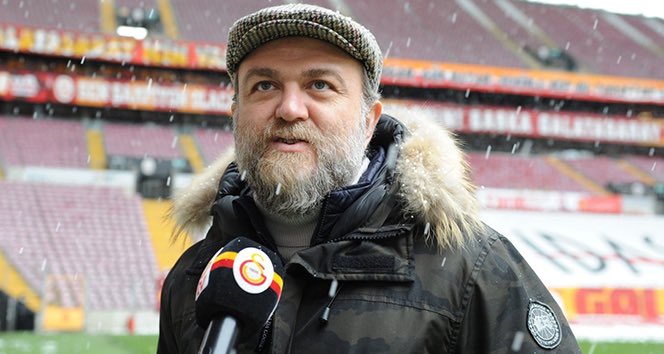 Galatasaray Spor Kulübü bünyesinde “Galatasaray Tesisler Koordinatörü” olarak görev yapan Murat Ersoy, son 2 haftadır sosyal medyada hepimizin tanıdığı 2-3 gazeteciye “stadyumla ilgili malzeme alındı, zeminle ilgili bakım çalışmaları son sürat çok güzel devam ediyor” diye ücret