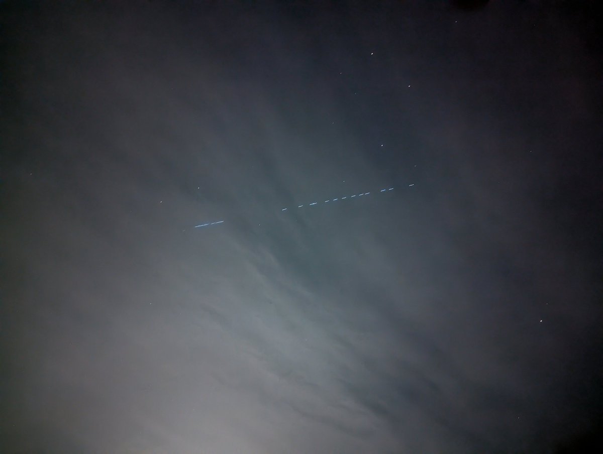 ConorJMaher's tweet photo. Santa's sleigh or @elonmusk  Starlink satellites?  #santa #Starlink https://t.co/Qy1c8wmDlk