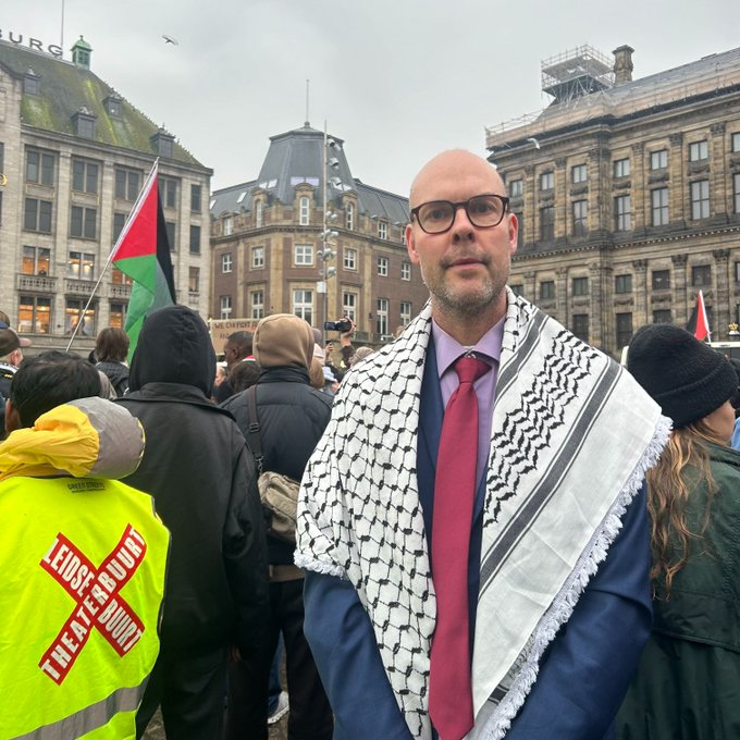 JosTeunissen2's tweet photo. Ook Lucas Winnips, adviseur bestuurlijke zaken bij de gemeente A'dam en actievoerder van Extinction Rebellion,die vaker is opgepakt bij acties, heeft -mét Palestinasjaal- lak aan het door zijn burgemeester uitgevaardigde demonstratieverbod.  Halsema heeft nu alle gezag verloren https://t.co/humIkXDSiF