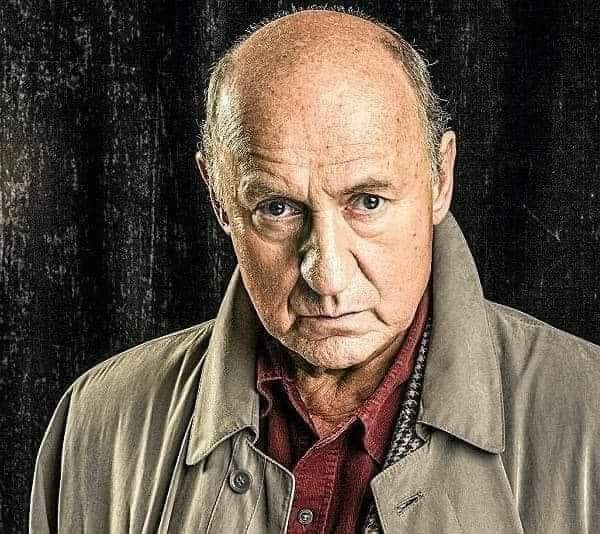 Piotr Fronczewski o opiece nad 103 letnią matką:

"To jest dla mnie niezwykłe i bardzo cenne doświadczenie. Kiedy rano pomagam jęj usiąść podaję śniadanie, przytulam na dzień dobry To jest stan , którego nie potrafię opisać Trzymając ją w ramionach mam przecież świadomość , że