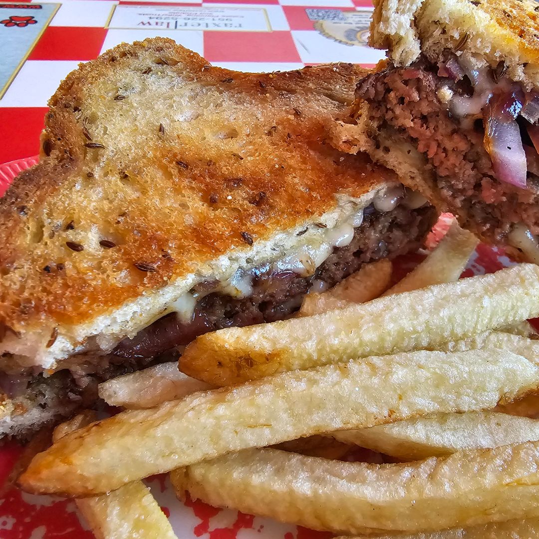 🍽️Dive into our mouthwatering Patty Melt on toasted sourdough, topped with savory grilled red onions &amp; melty Swiss cheese. It’s a crowd favorite for a reason! 
🥳 Call (951) 699-3776 to snag your table now! 

🍔❤️ #OldTownTemecula #VisitTemecula  #PattyMelt