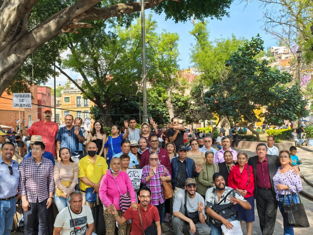 FranciscoESDO's tweet photo. Nuevamente tomamos las plazas públicas, ¡El pueblo de México está por sobre todas las cosas! Ganó la razón y la voluntad de más de 36 millones de personas. 

#TriunfodelPueblo https://t.co/m5f2yHi91o