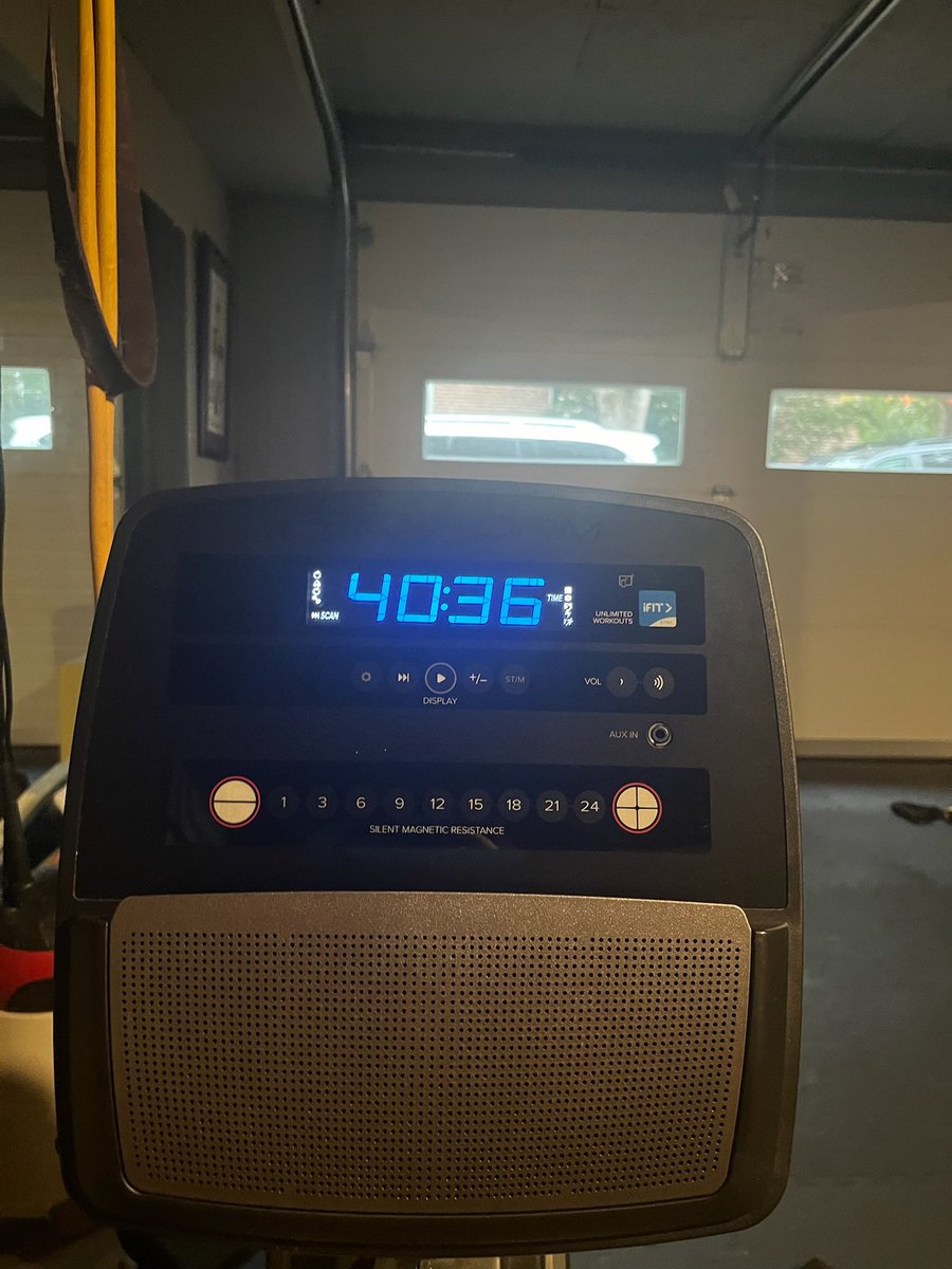 CoachYeah's tweet photo. After my row I got in the Lab w Beau๐๏ธโโ๏ธ
#coach #coachyeah #workout #yeahyeahyeahyeah #letsgo #sunday #lightweight #squat #rower #strengtraining #garageworkouts https://t.co/QmcQIUOKbv