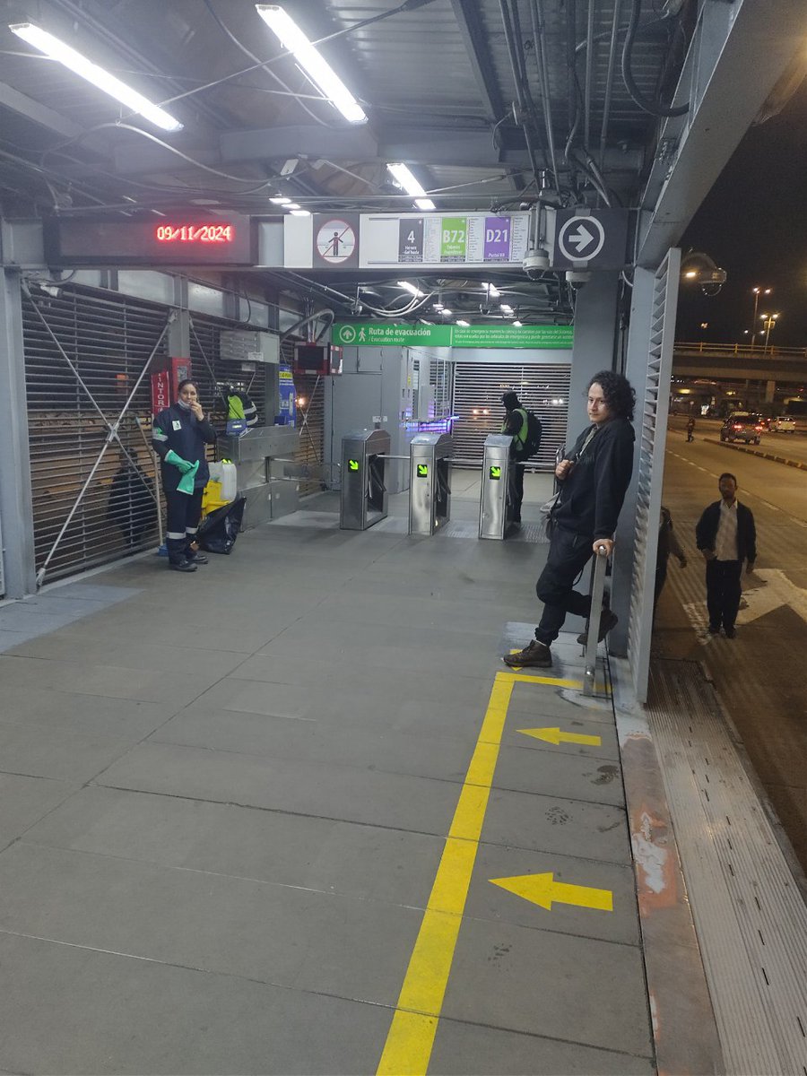 Pandemiaweb's tweet photo. #yQuetal @TransMilenio  si deja el servicio troncal hasta las 12 y el zonal hasta la 1:00 am. @rockalparquefes es un evento que cada jornada termina a las 10:45 pm. hay desplazamientos hasta las cabeceras de la ciudad, y no piensan en los asistentes para regresar a su casa. https://t.co/pIz51gc7oz