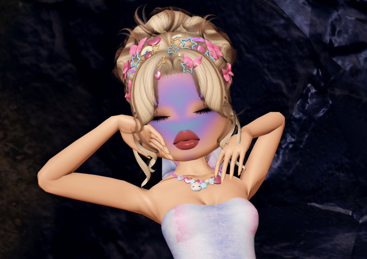 SadGirlLulu's tweet photo. #DressToImpress #dress2impress 

Self-Care Sunday 💅🏻

Made a face mask inspired by the viral 2013 #GlamGlow facial mask! https://t.co/GE0uD3QJFm