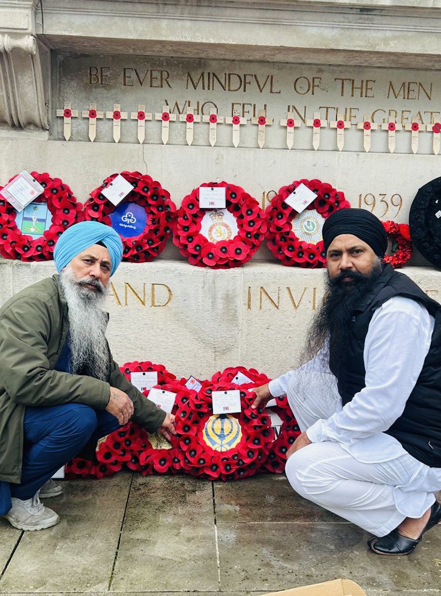 Sikh members of <a href="/BGngss/">Preston Gurdwara 19A</a> laying a Khanda Wreath on Remembrance Day 🪯
